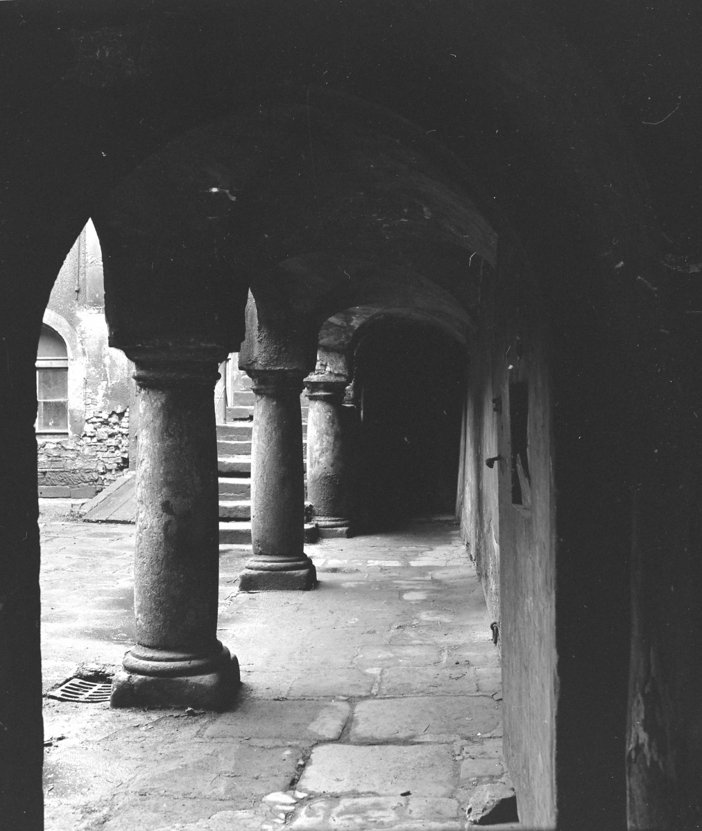 rynek miasta - kamienica - podcienia - fragment, skan 1