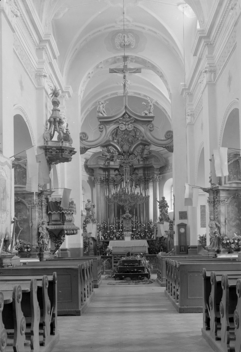 kościół parafialny pw. Świętej Trójcy - wnętrze: widok na ołtarz główny, skan 1