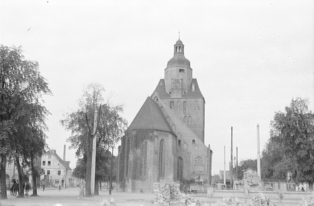 Katedra Wniebowzięcia NMP w Gorzowie Wielkopolskim, widok od strony prezbiterium, skan 1