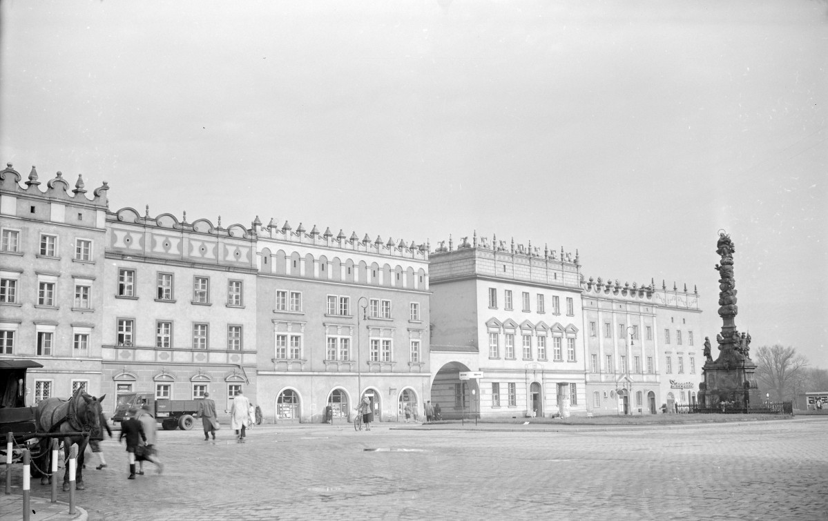 Rynek - pierzeja zachodnie. Widoczna kolumna Maryjna. Widoczna elewacja ratusza., skan 1