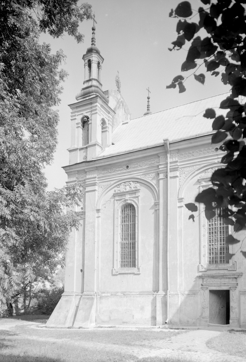 Kościół Wniebowzięcia Najświętszej Maryi Panny - elewacja pd. część zachodnia. wieżyczka z sygnaturką, skan 1