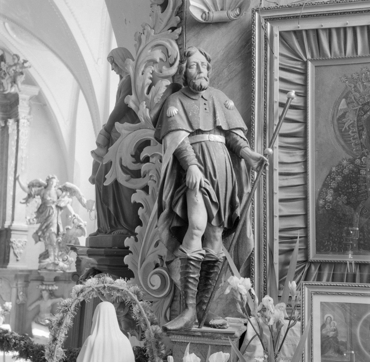 kościół pw. św. Wawrzyńca - wnętrze - ołtarz boczny - rzeźba - św. Roch, skan 1