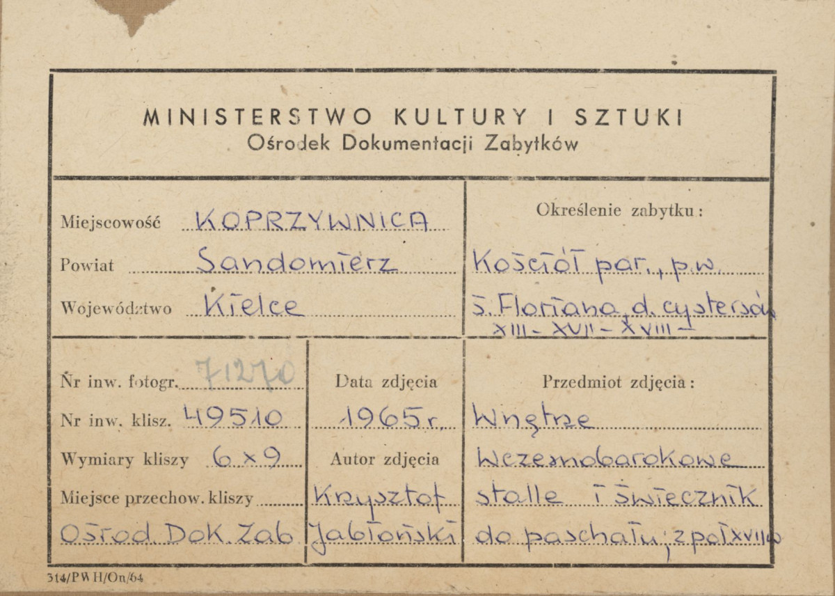 Zespół klasztorny - kościół, wnętrze, widok na stalle i świecznik - metryczka, skan 1