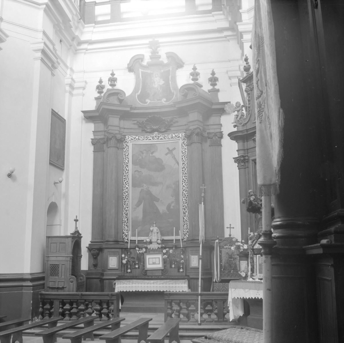 Kościół św. Józefa Oblubieńca i św. Antoniego z Padwy - prezbiterium z bocznym ołtarzem. , skan 1