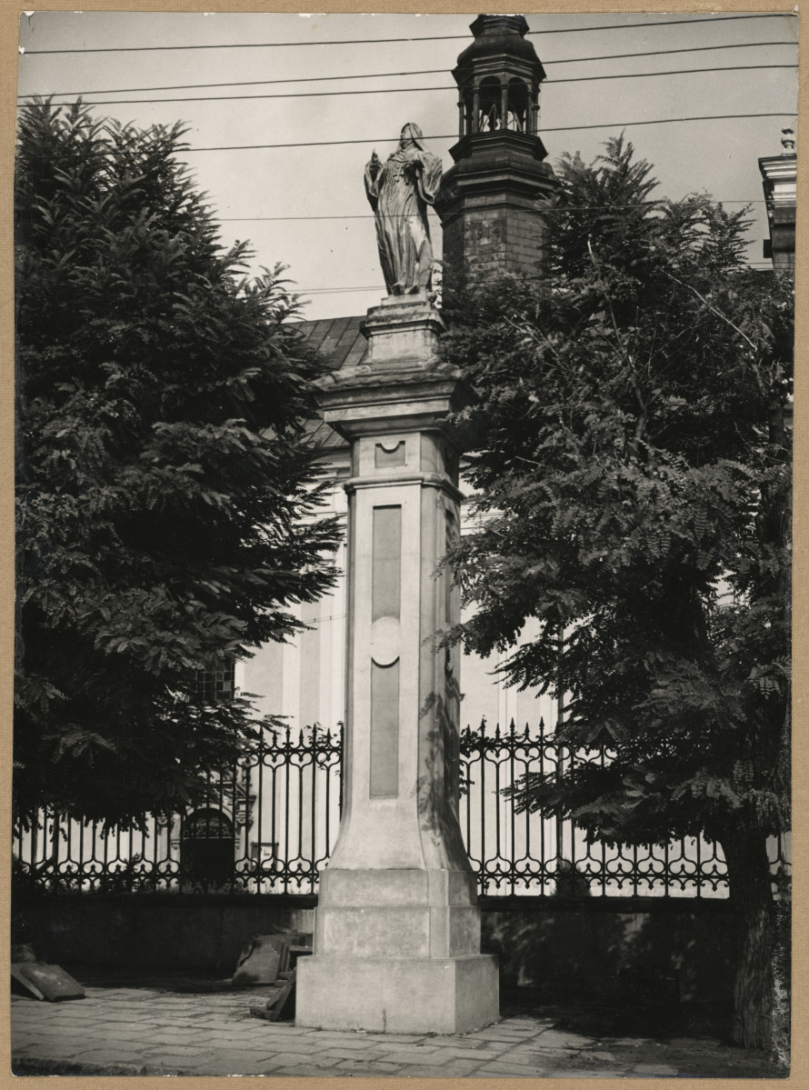 Figura na filarze stojąca przy kościele św. Michała, skan 1