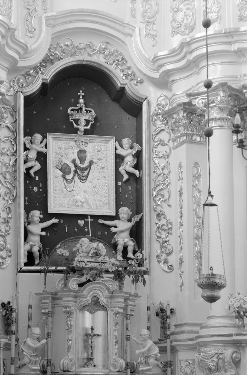Kościół św. Jacka - wnętrze: ołtarz główny część środkowa z dekorem, skan 1