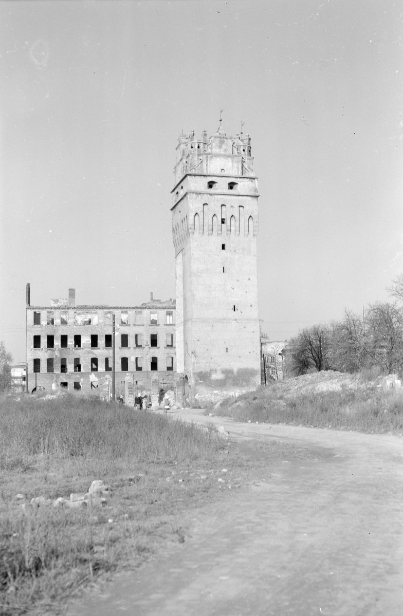 wieża bramna Wrocławska - widok ogólny, skan 1