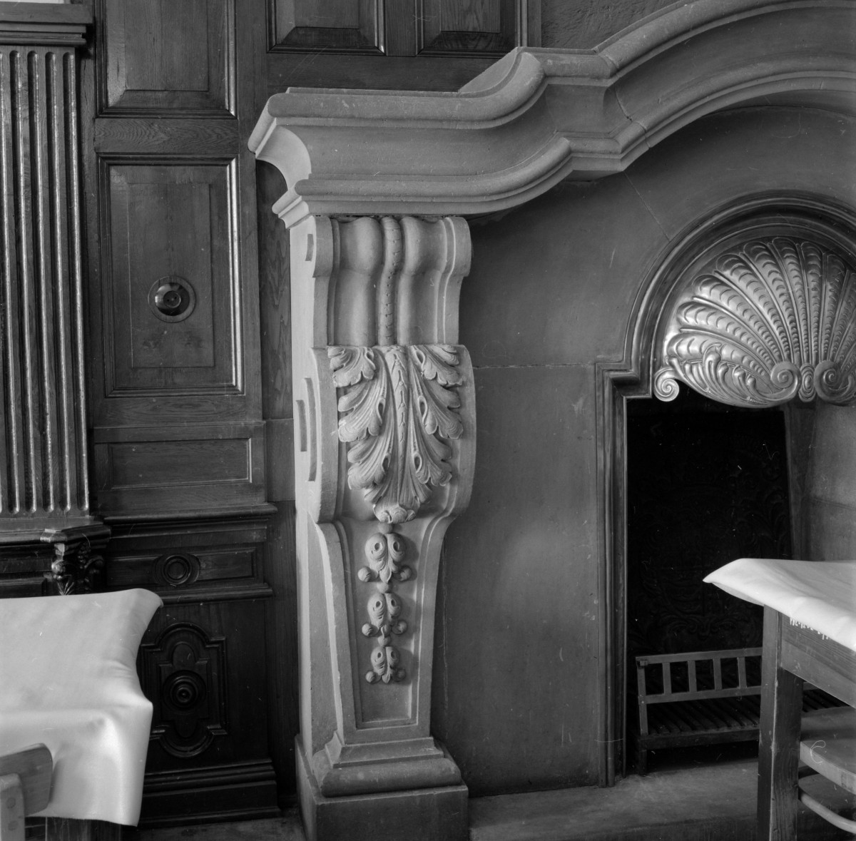 pałac von Strachwitzów - wnętrze - piętro I - sala - kominek - fragment, skan 1
