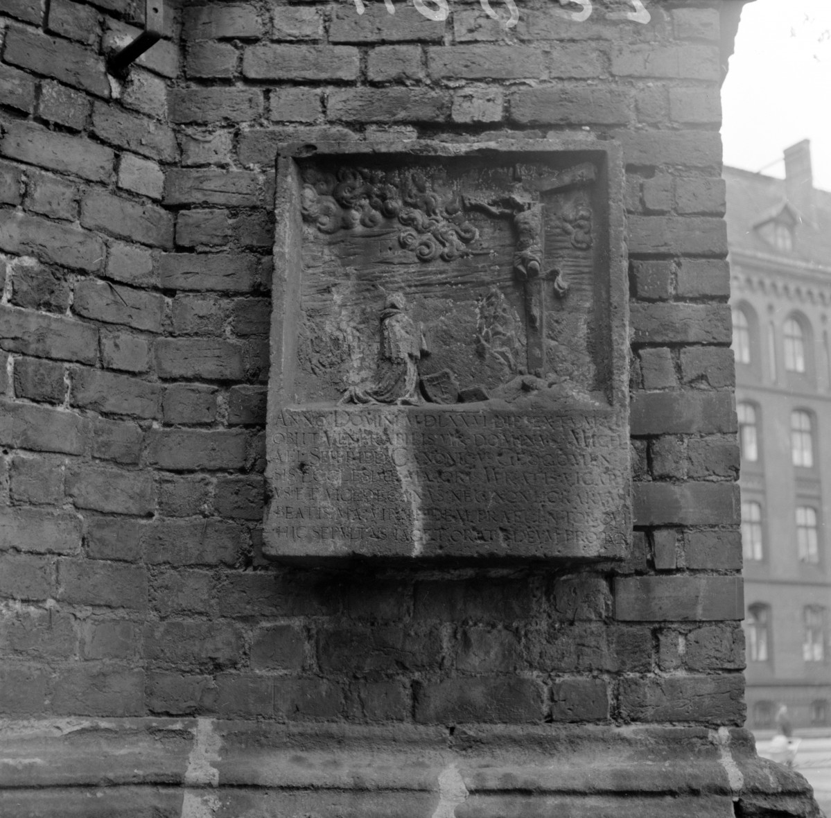 archikatedra św. Jana Chrzciciela - epitafium na elewacji, skan 1