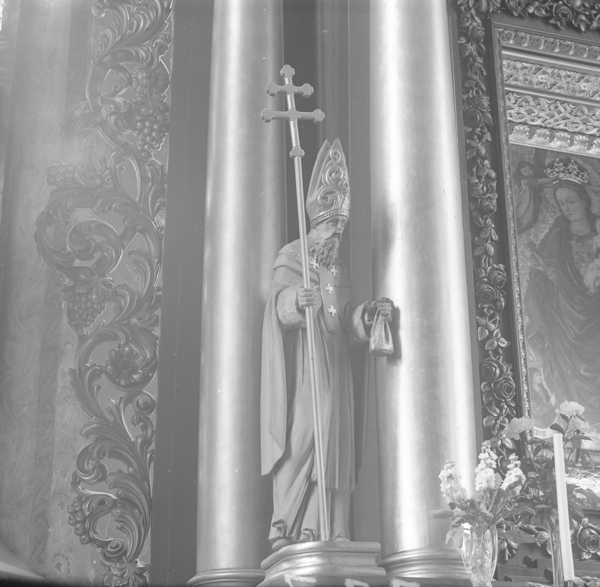 Katedra św. Marcina i Mikołaja - wnętrze: barokowy ołtarz główny. Figura św. Mikołaja., skan 1