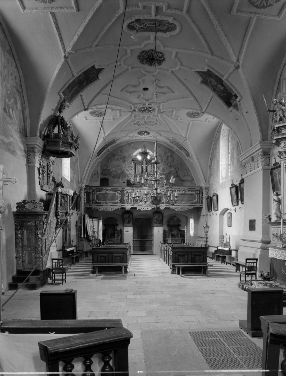 kościół parafialny pw. Nawrócenia św. Pawła - wnętrze: widok na chór, skan 1