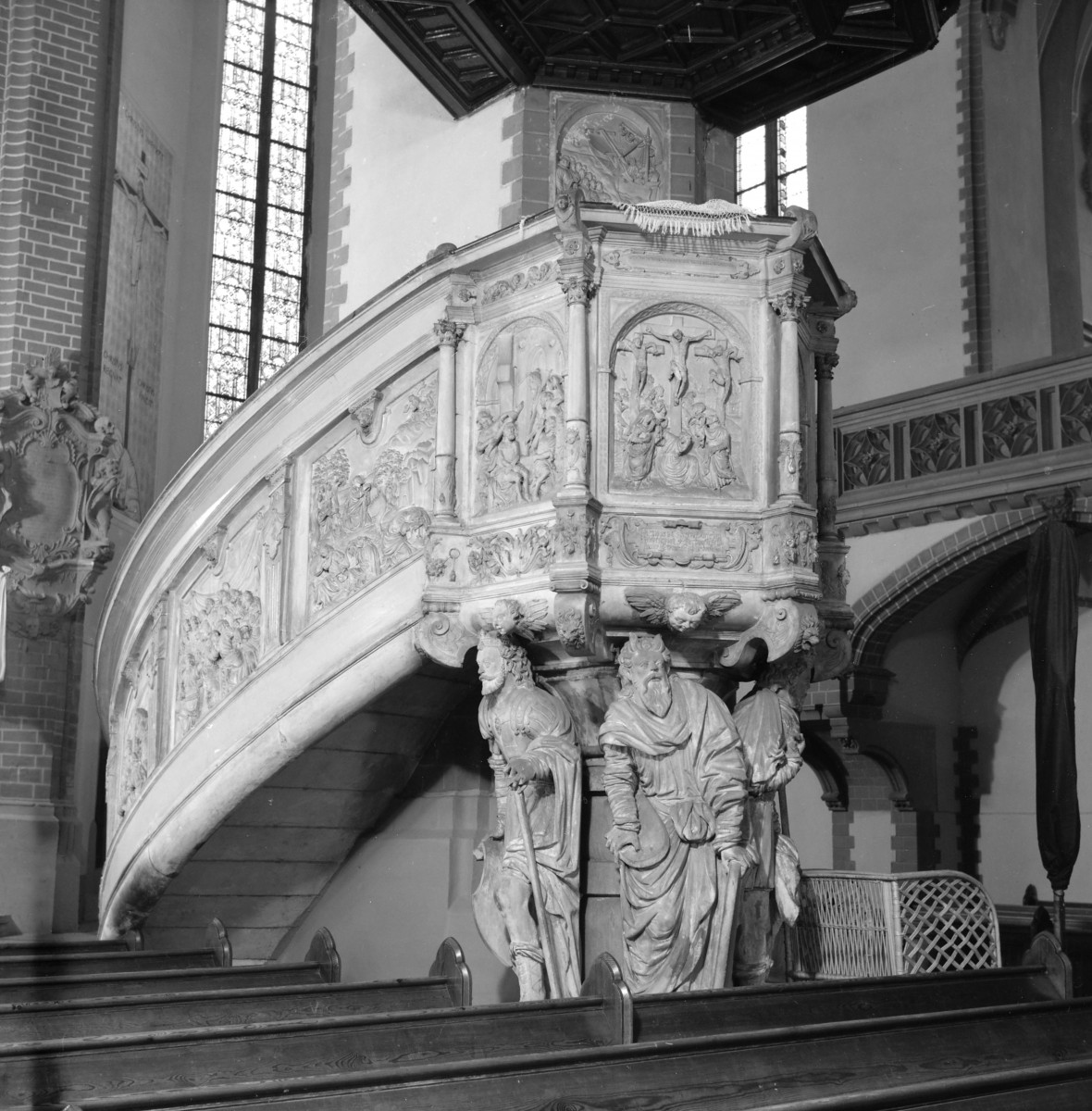 Katedra św. Apostołów Piotra i Pawła - wnętrze: renesansowa ambona z lat 1586-1588, skan 1