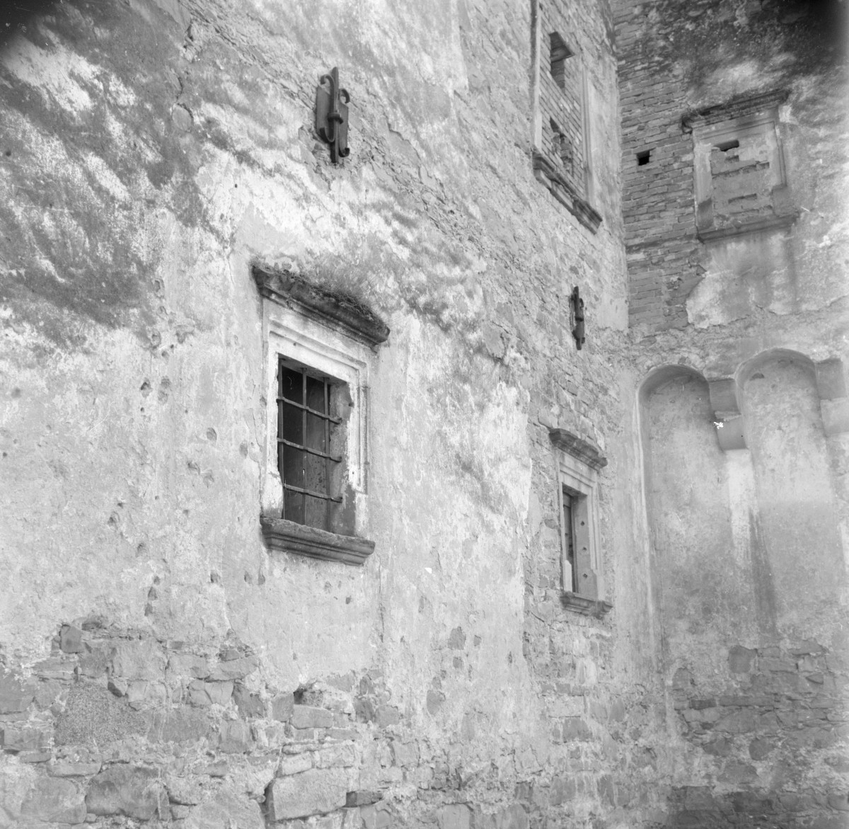 kasztel Gładyszów - elewacja, zniszczenia, okna, skan 1