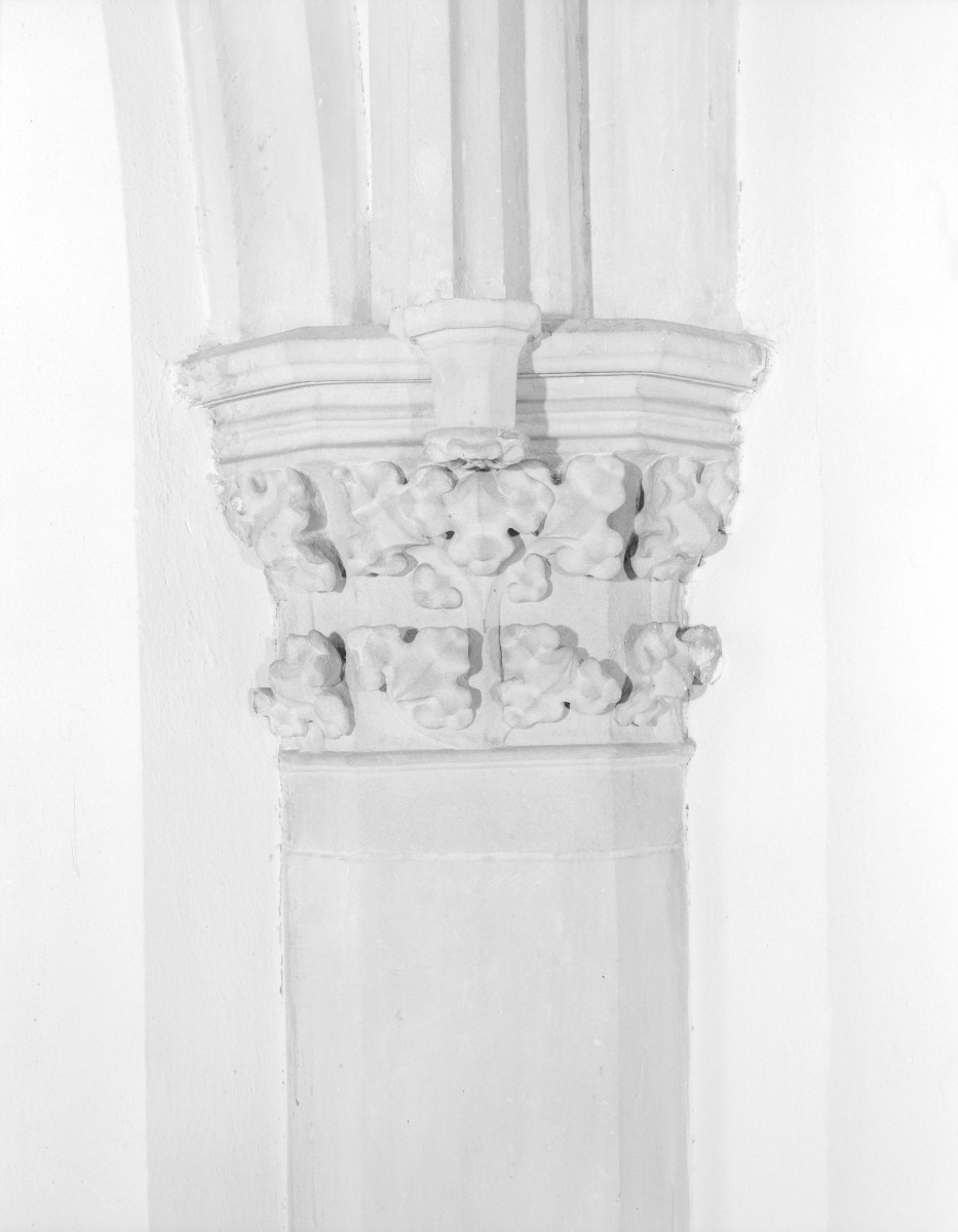 Stary Ratusz - wnętrze: wspornik oraz kapitel z 2 połowy XV wieku. "motyw roślinny"., skan 1