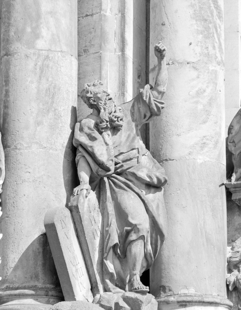 klasztor Benedyktynek - kościół pw. Wniebowzięcia Najświętszej Maryi Panny - elewacja frontowa - portal główny - rzeźba Mojżesza nad portalem, skan 1