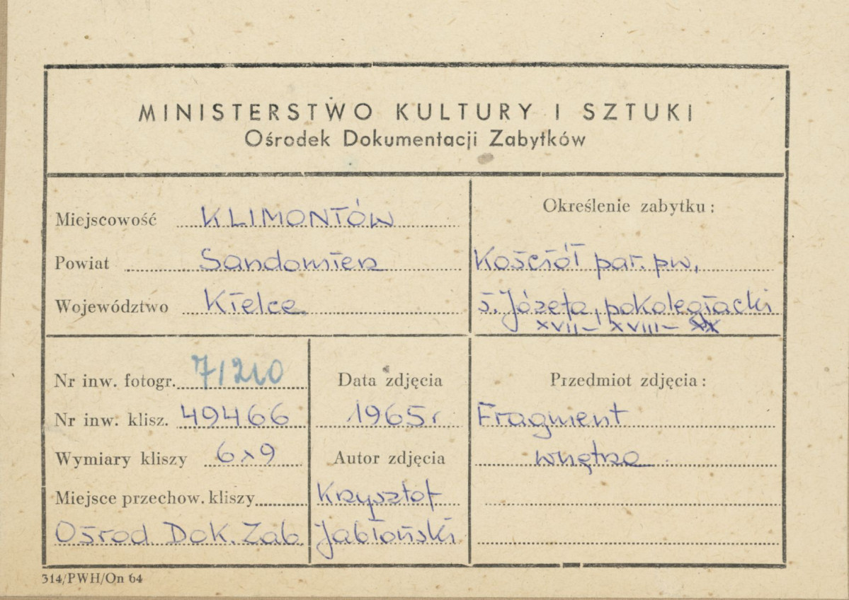 Kościół parafialny - wnętrze, widok na filar , fragment obejścia i nawy - metryczka, skan 1