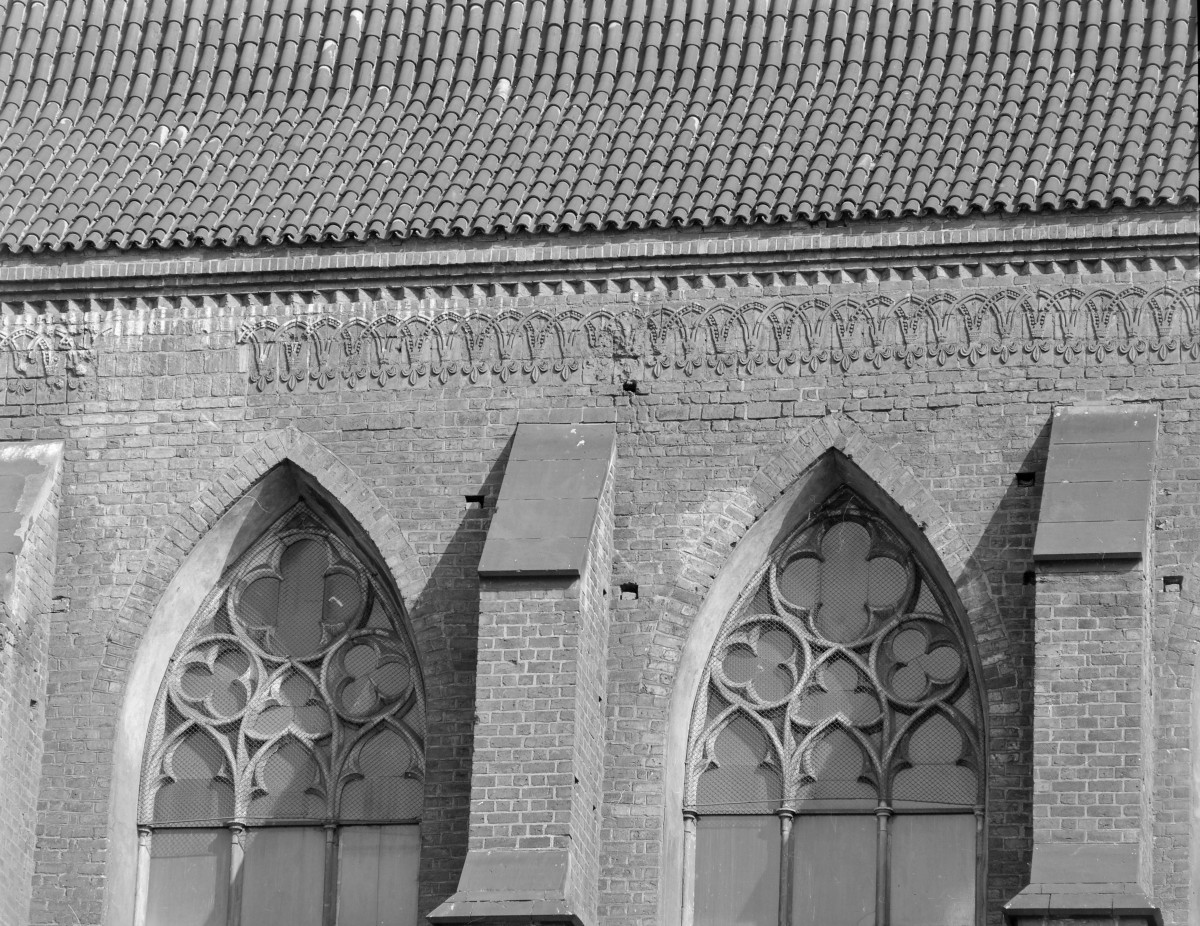 Kościół św. Wojciecha - elewacja płd. prezbiterium - fryz, fragmenty maswerk oraz przypory, skan 1