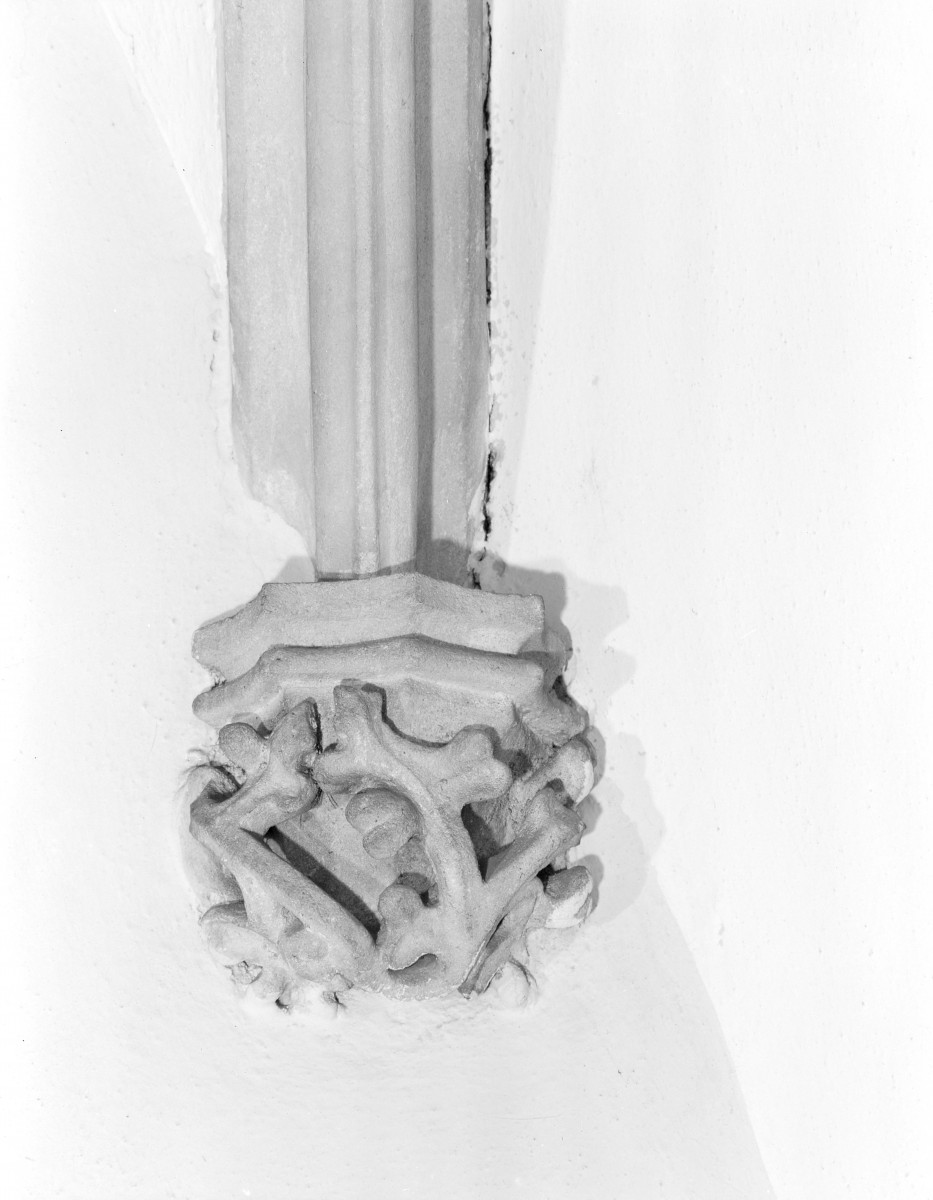 Stary Ratusz - wnętrze: wspornik z 2 połowy XV wieku. "motyw roślinny"., skan 1