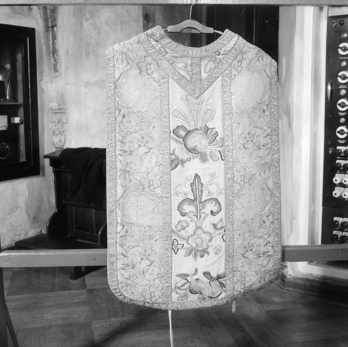 kościół pw. Wniebowzięcia Najświętszej Maryi Panny - zbiory - ornat z XVIII w., skan 1