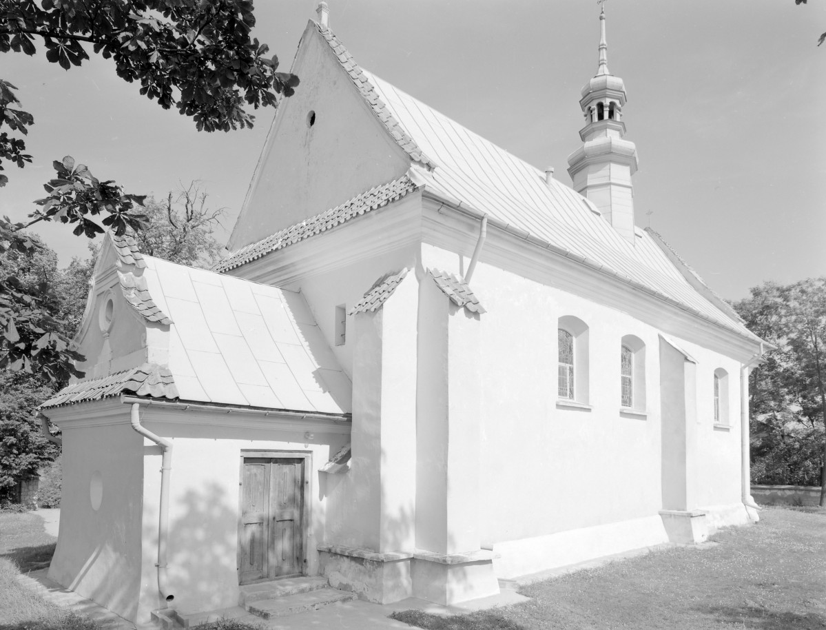 kościół parafialny pw. Świętej Trójcy - widok od południa, skan 1