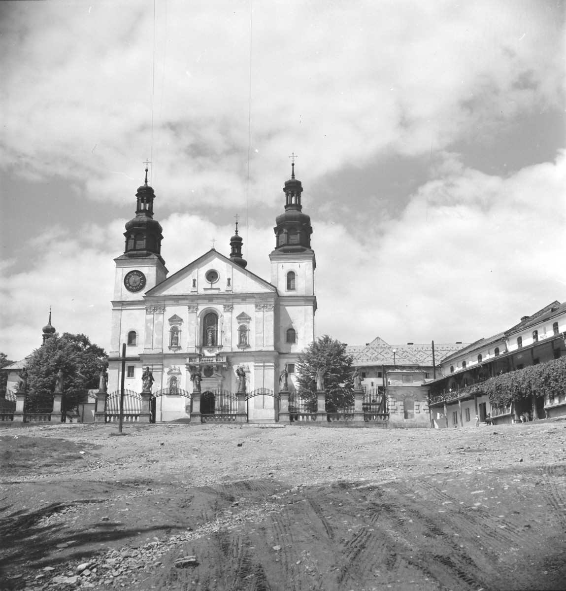 zespół klasztorny Bernardynów - kościół pw. Matki Boskiej Anielskiej - elewacja frontowa, skan 1
