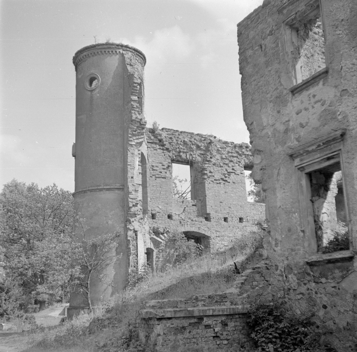 pałac - wieża narożna, skan 1