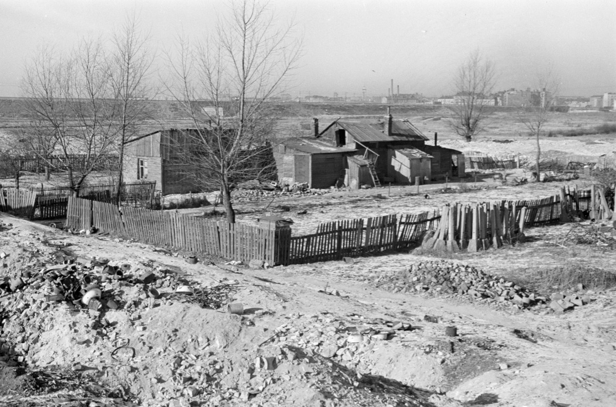 Zabudowa na terenie obecnego stadionu narodowego. Budynek drewniany, ogrodzony., skan 1