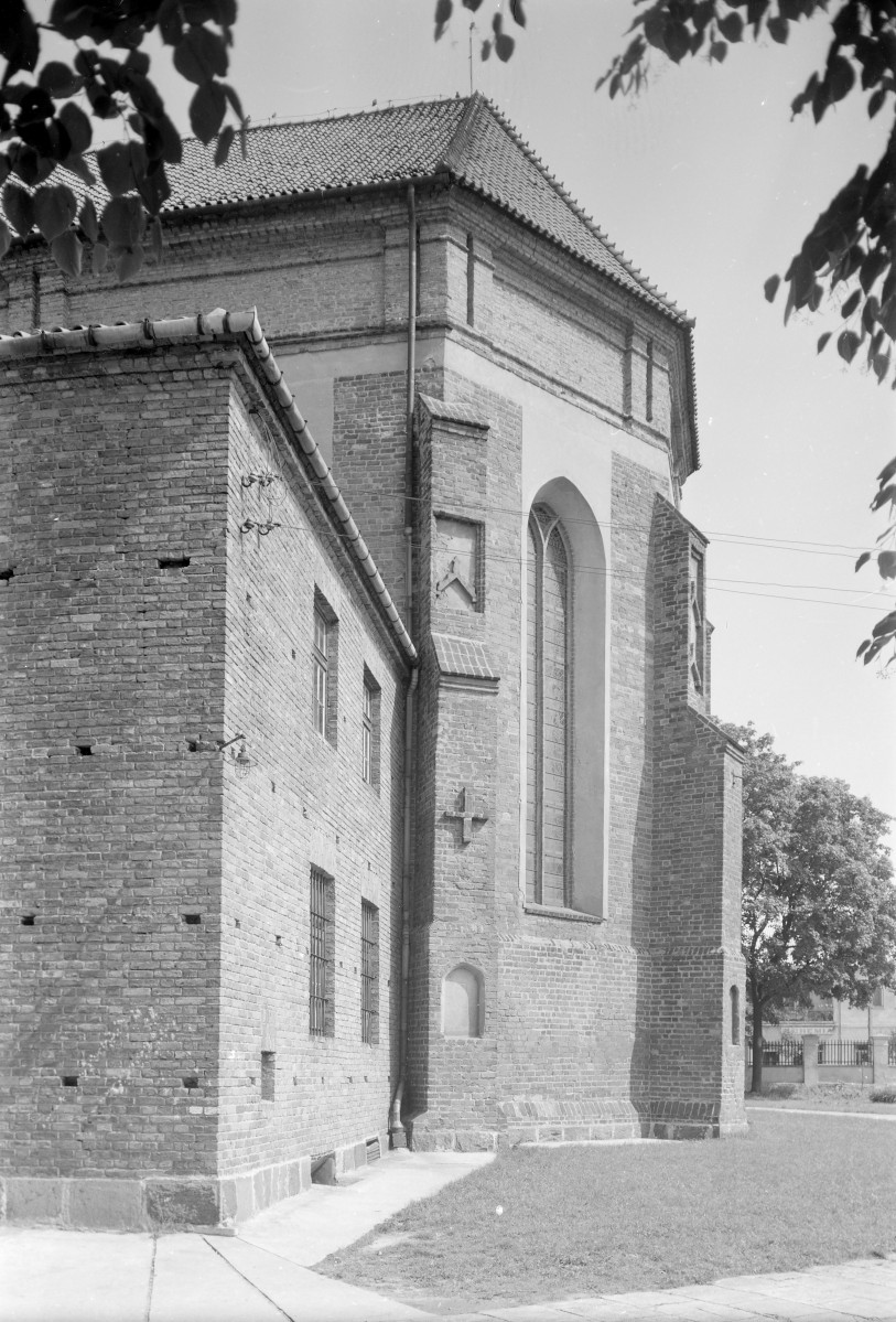 Katedra św. Michała Archanioła - elewacja prezbiterium z przyporami, skan 1