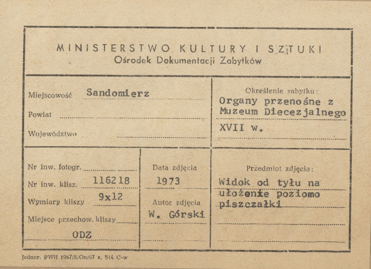 Muzeum Diecezjalne - organy przenośne, fragment wnętrza, widok na ułożone poziomo piszczałki - metryczka, skan 1