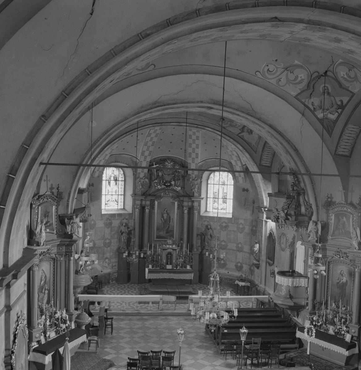kościół parafialny pw. św. Barbary - wnętrze: prezbiterium (widok z chóru), ołtarz główny, skan 1