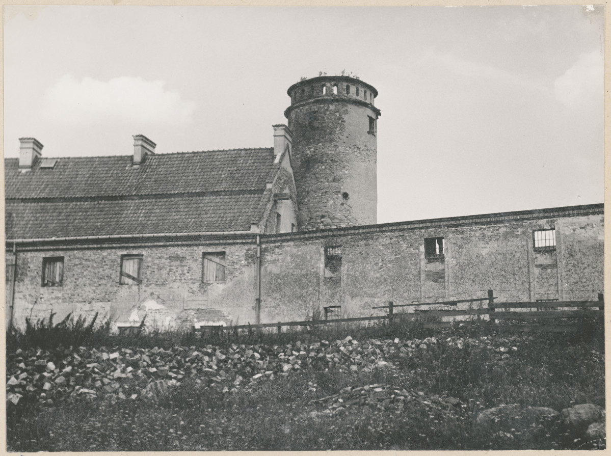 Zespół opactwa cystersów - widok od strony płd. -  zach. na wieżę Muzyczną i przyległe budynki gospodarcze, skan 1