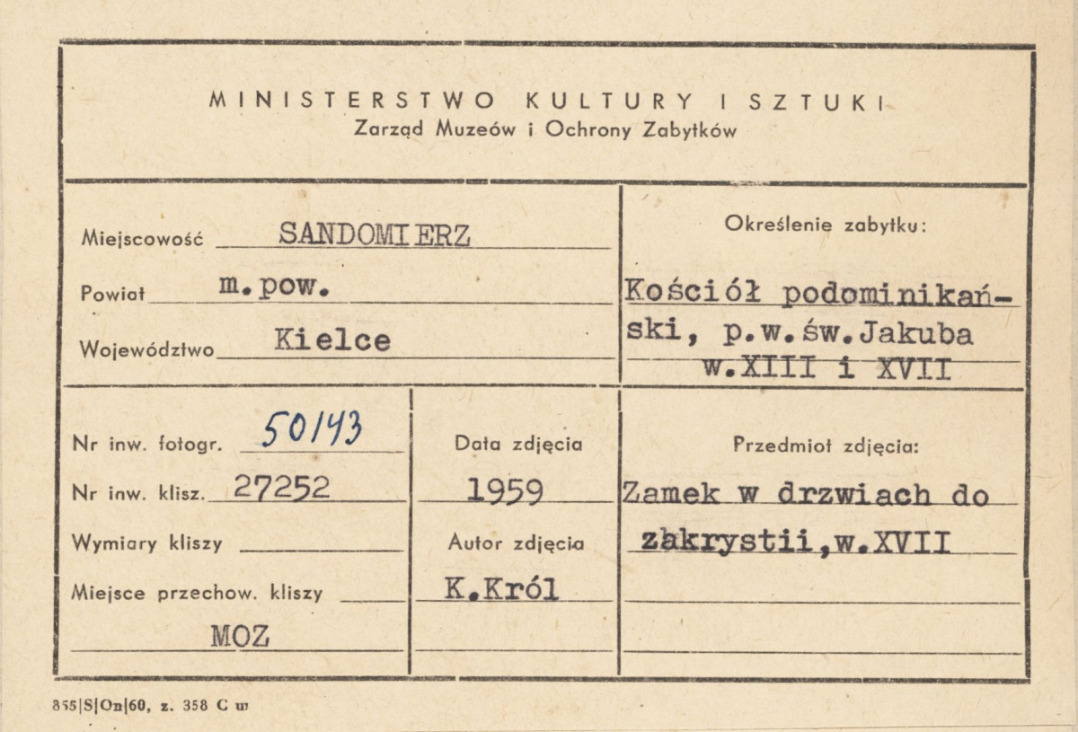  Zespół klasztorny Dominikanów - kościół, zamek w drzwiach do zakrystii - metryczka, skan 1