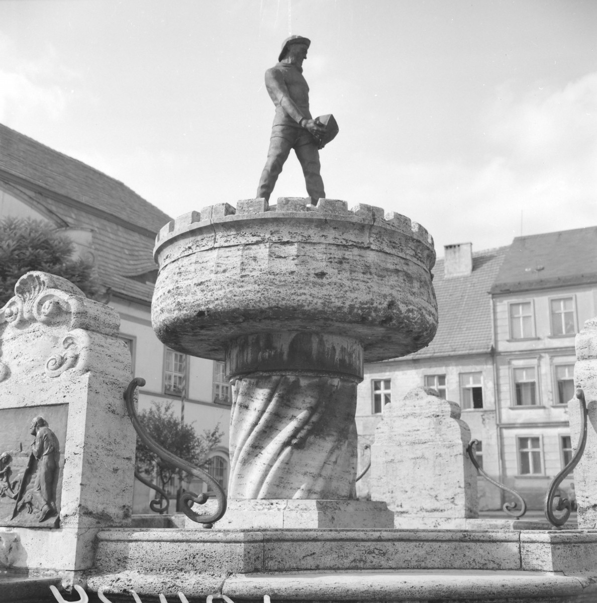 rynek miejski - Fontanna Pomnik Rybaka, skan 1