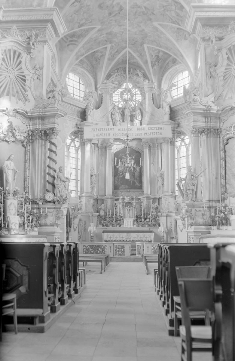 klasztor franciszkański - wnętrze, skan 1