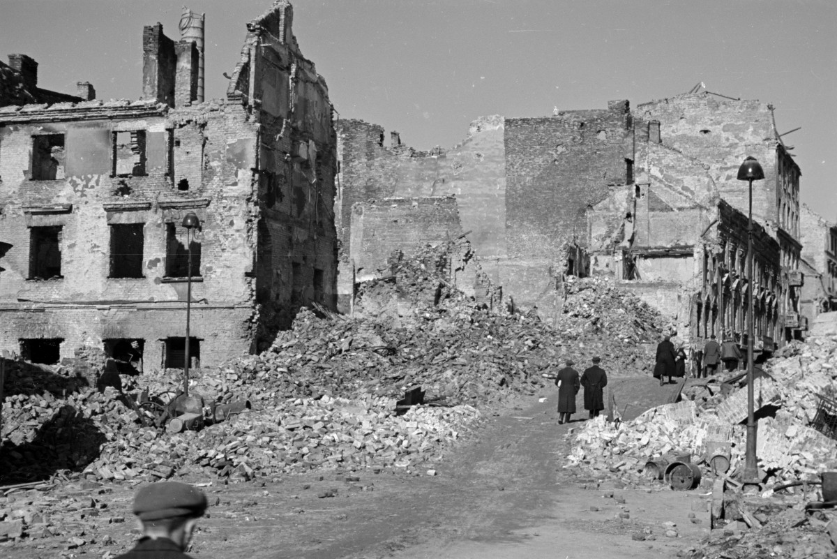 Zabudowa miejska. Ruiny i gruzowisko. Ul. Freta z Świętojerską., skan 1