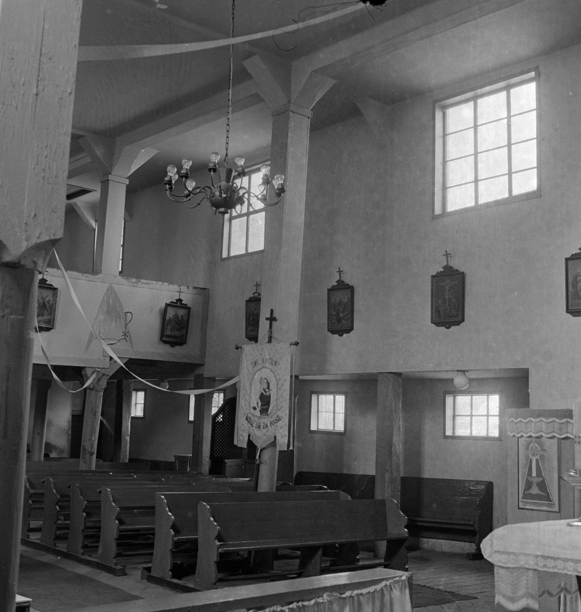 kościół ewangelicki, ob. rzymskokatolicki parafialny pw. Niepokalanego Poczęcia Najświętszej Marii Panny - wnętrze: widok w stronę chóru muzycznego, skan 1