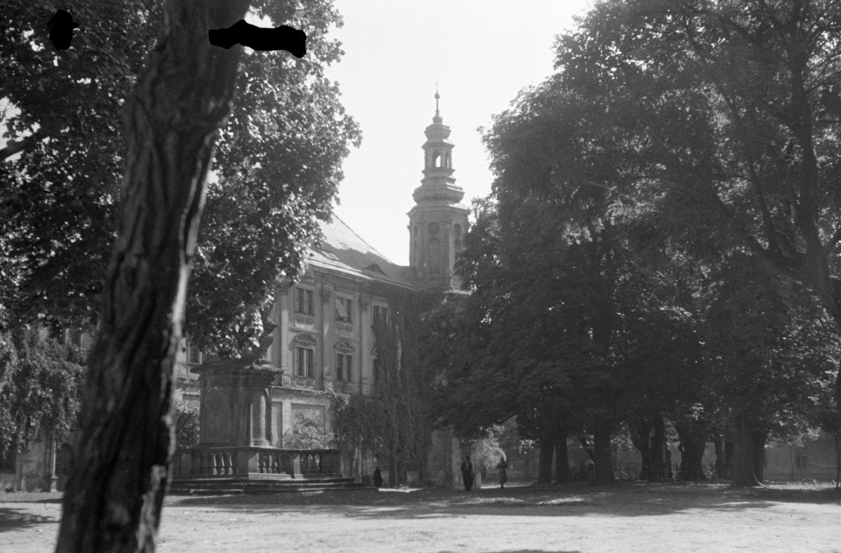 opactwo Cystersów - elewacja frontowa - widok na wieżę klasztoru oraz fragment Kolumny Świętej Trójcy, skan 1