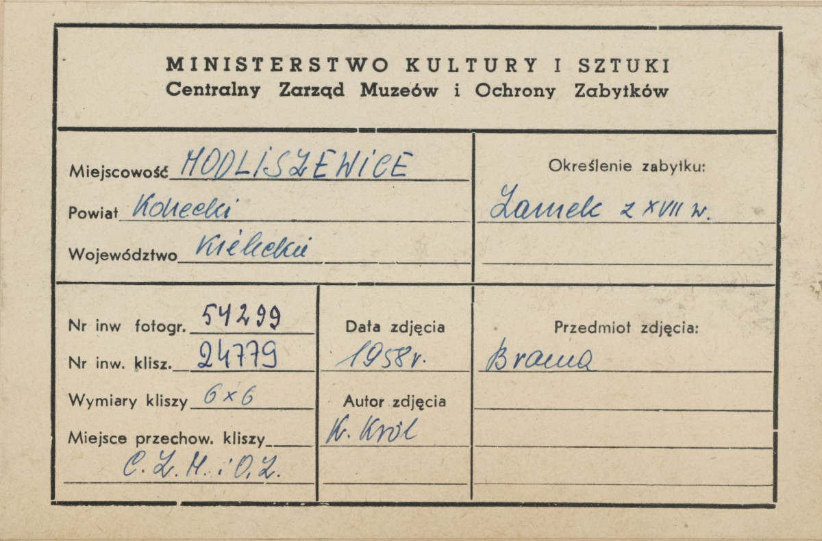 Dwór obronny - widok na płd. elewację budynku bramnego - metryczka, skan 1