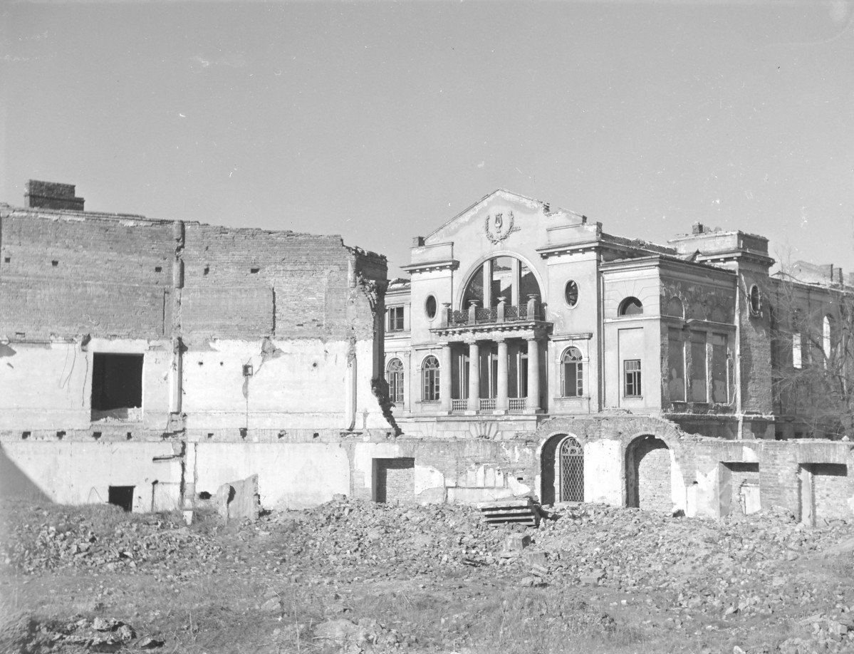 Konserwatorium Muzyczne oraz pałac Ostrogskich. Widoczna elewacja frontowa. Szczyt z emblematem Konserwatorium muzycznego. Widok z terenu cyrku., skan 1