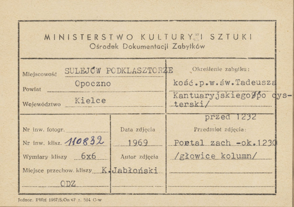 Zespół opactwa cystersów - portal główny kościoła, widok na głowice kolumienek po lewej stronie - metryczka, skan 1