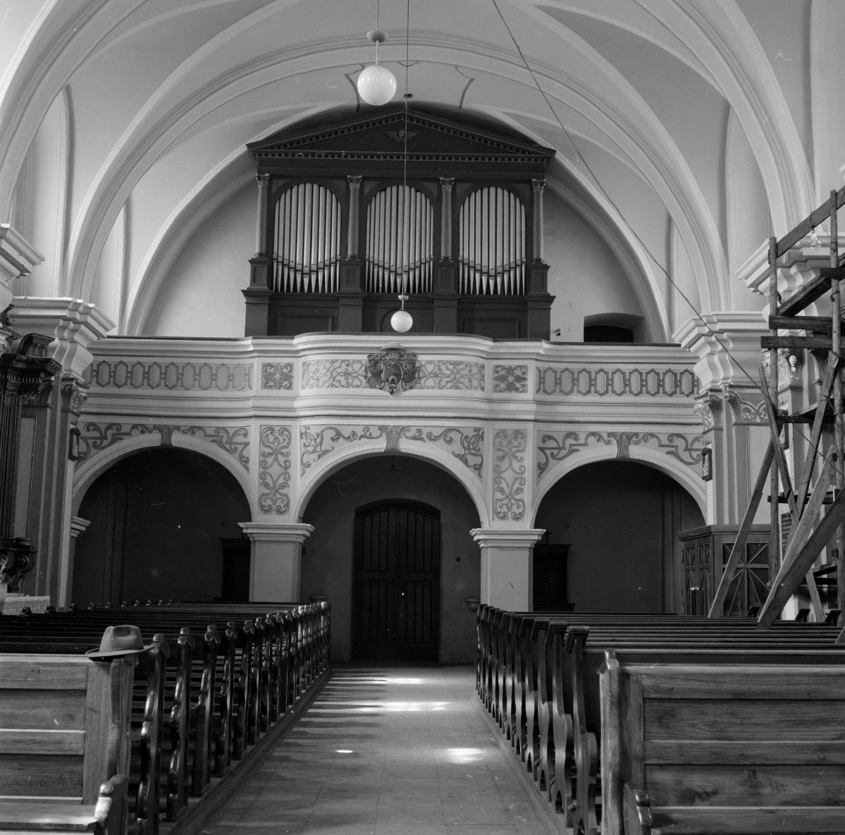 Kościół Narodzenia Najświętszej Maryi Panny - wnętrze, chór i prospekt organowy, skan 1