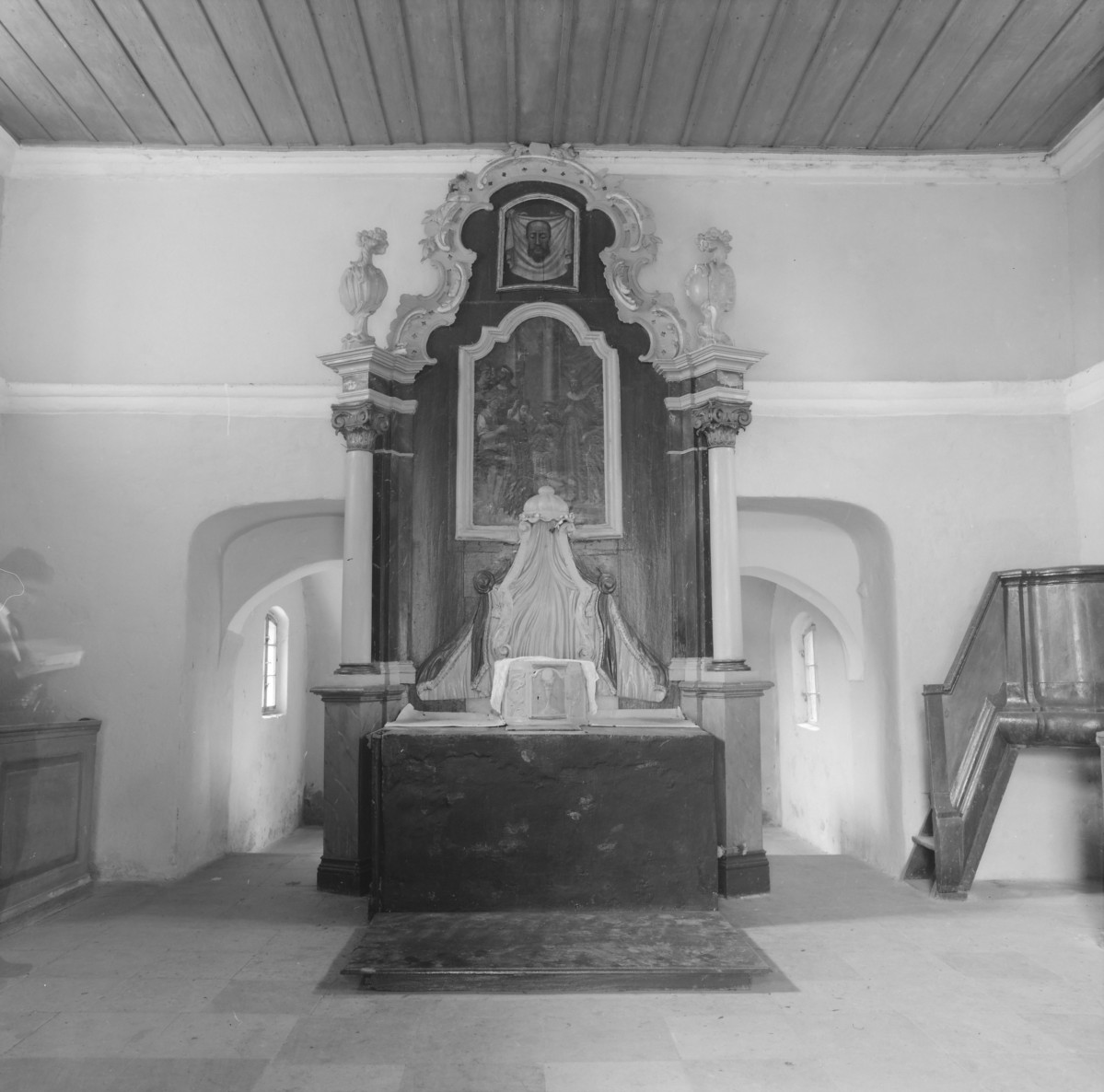 klasztor Franciszkanów - Kalwaria Pakoska - kaplica Dom Kaifasza - wnętrze - ołtarz, skan 1