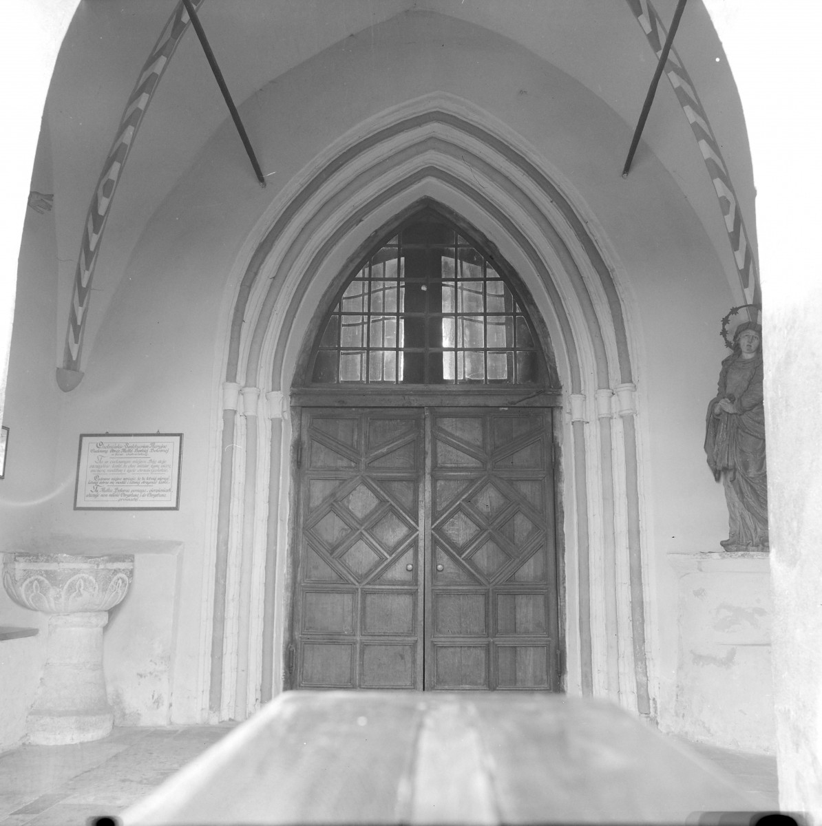 Kościół Wniebowzięcia Najświętszej Maryi Panny - wnętrze. Portal w kruchcie z archiwoltą., skan 1