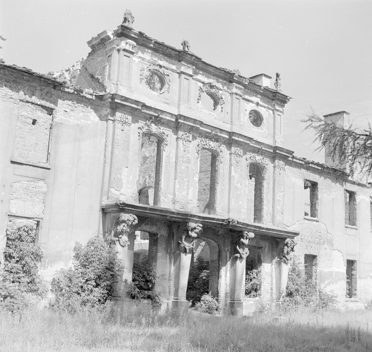 pałac von Kalckreutów - ruina - elewacja frontowa - fragment - portyk, skan 1