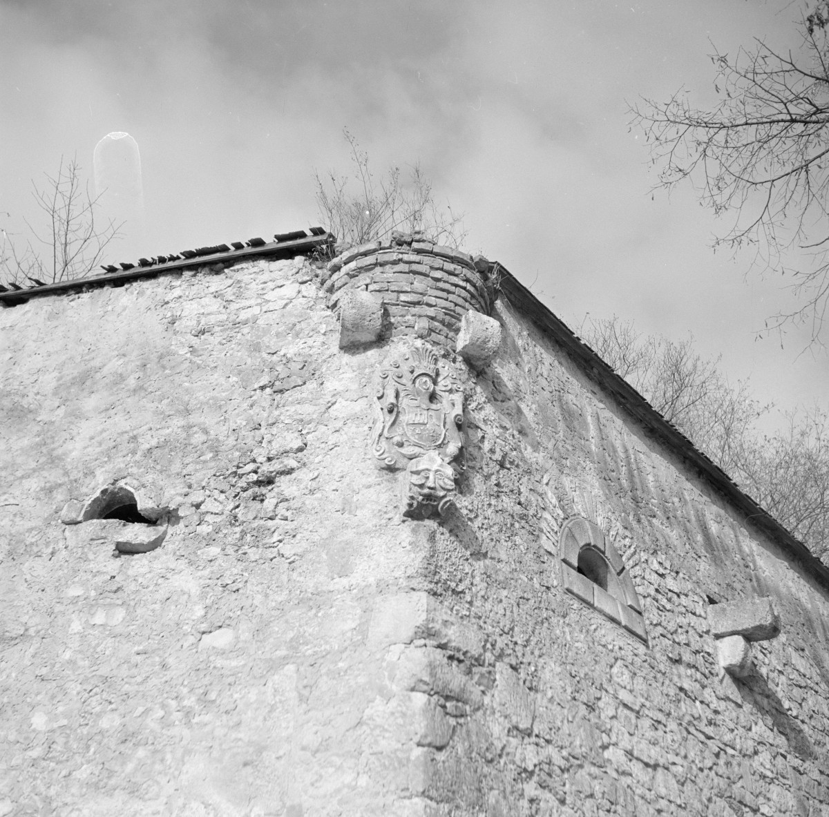zamek - mur obronny, naroże bastionu, skan 1