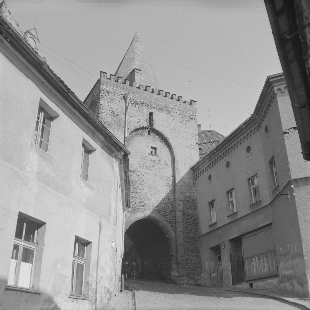 Zabudowa miejska - kamienice i brama miejska 'Wodna"., skan 1