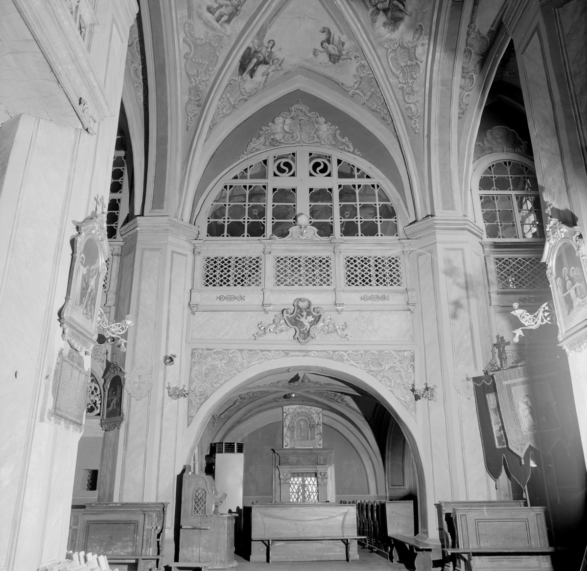 klasztor ss. Mniszek Benedyktynek - kościół pw. Najświętszej Maryi Panny i św. Wojciecha - wnętrze - nawa główna - chór zakonny, skan 1