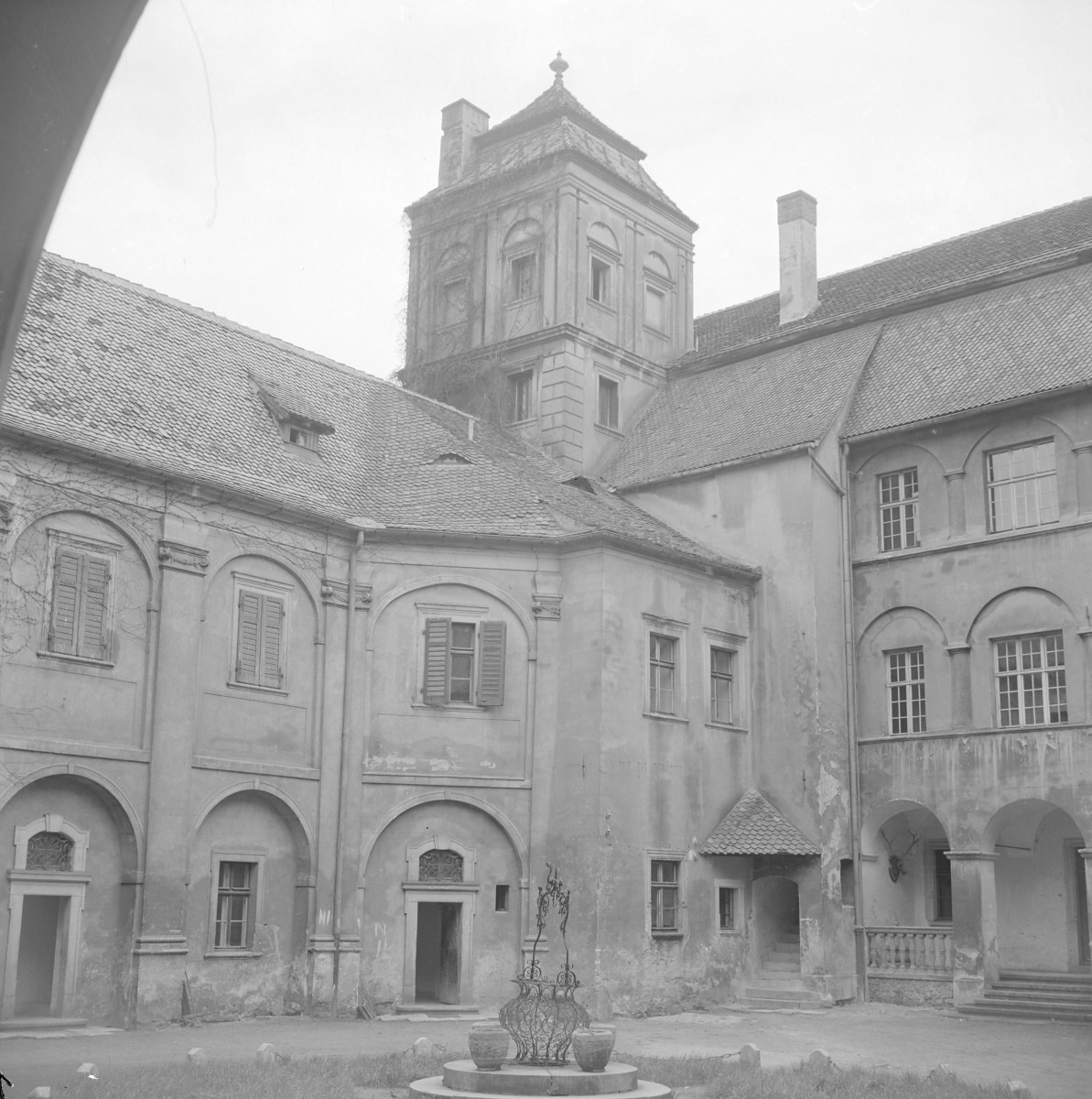 zamek - dziedziniec, narożnik, skan 1