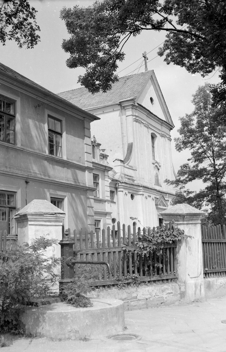 kościół oo. Kapucynów pw. św. Wawrzyńca - widok od frontu, skan 1