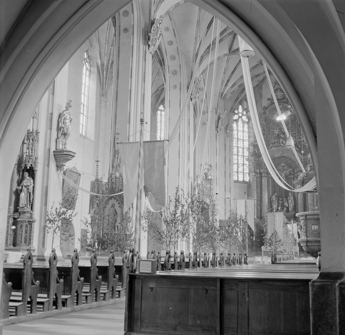 kościół pw. Podwyższenia Krzyża Świętego - wnętrze - nawa główna i boczna - prezbiterium, skan 1